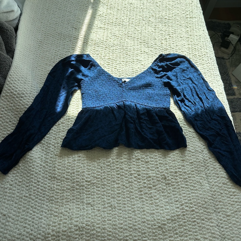 Hollister Low-Cut Cropped Long Sleeve Shirt